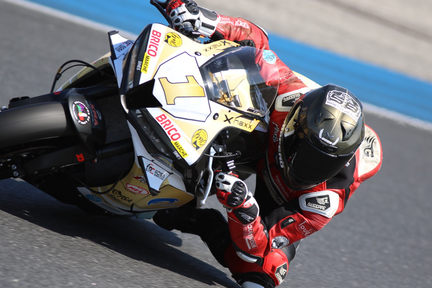 A Honda dourada com o número 1 em inclinação, no Estoril