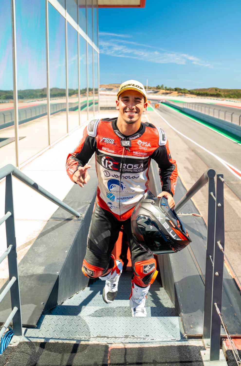 Martim Jesus a sorrir, de fato de competição e capacete na mão, junto à pista